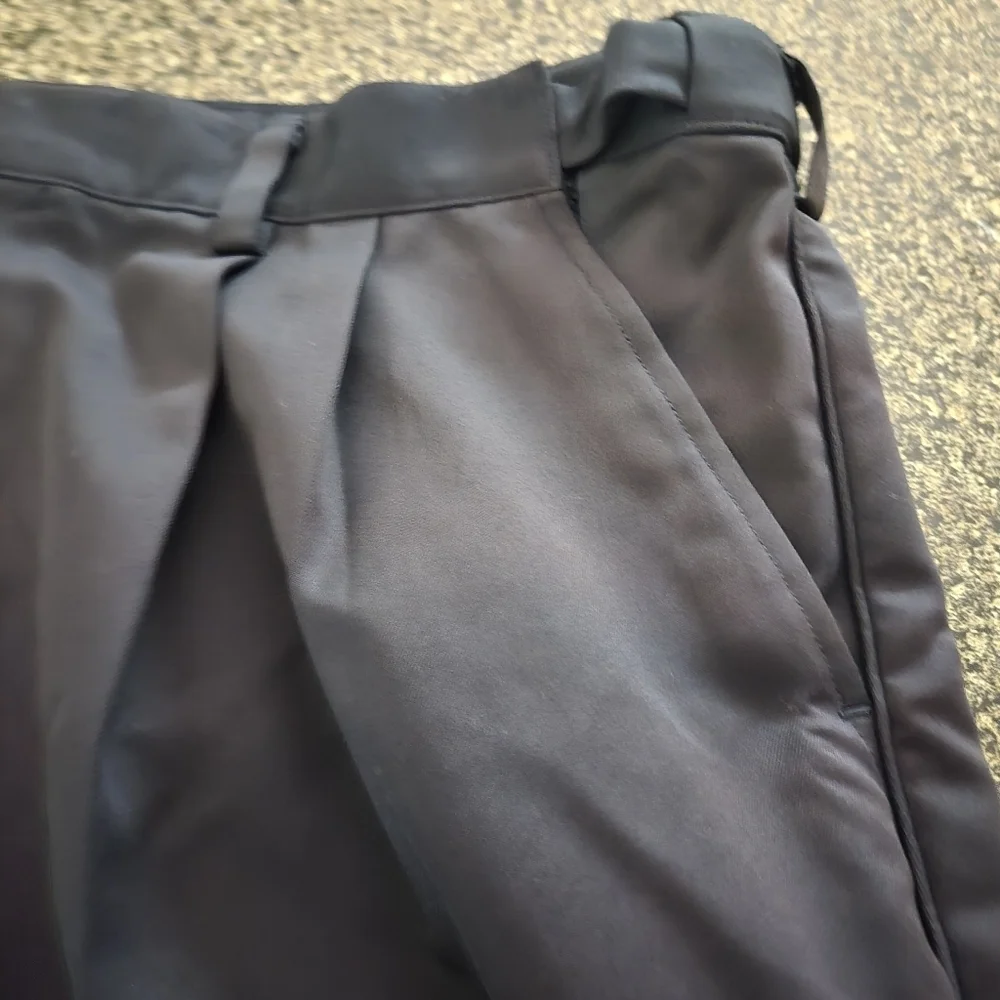 IZOD Mens size 36W Pleated Front Shorts Black Rolled Side Seams Zip Button